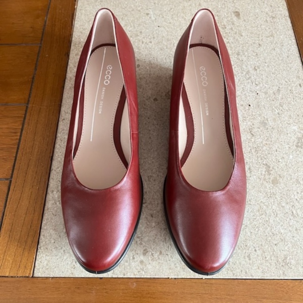 Ecco Women’s red Burgundy slip on dress shoe pumps NEW Size 6 wedge heel Comfort
